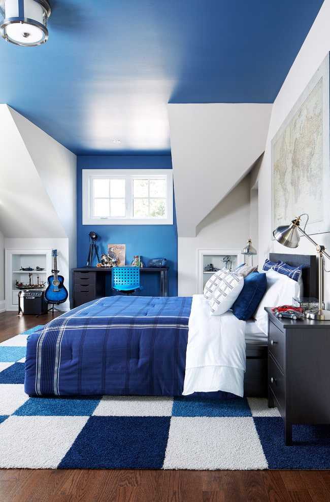Голубые обои в спальне