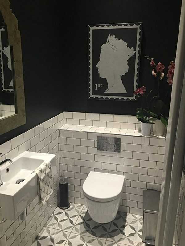 Черный унитаз (24 фото) — напольный вариант в дизайне интерьера туалета, комбинации с белым и красным цветом, стиль дизайна в квартире с унитазом в темных тонах