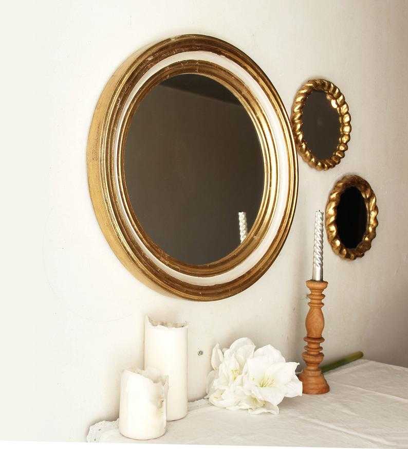 Овальное зеркало: модели с фацетом и тумбочкой, поворотное зеркало с большой рамой на ножках в спальню