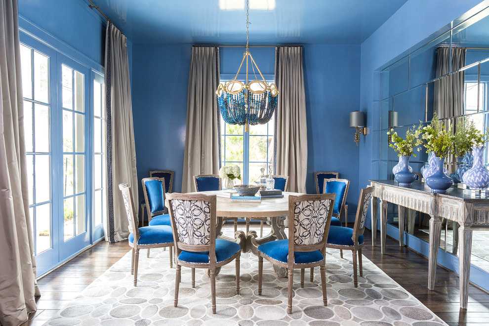 Голубая кухня: молочно-голубой цвет и тон с бежевыми стенами в дизайне интерьера - фартук, пол для маленькой