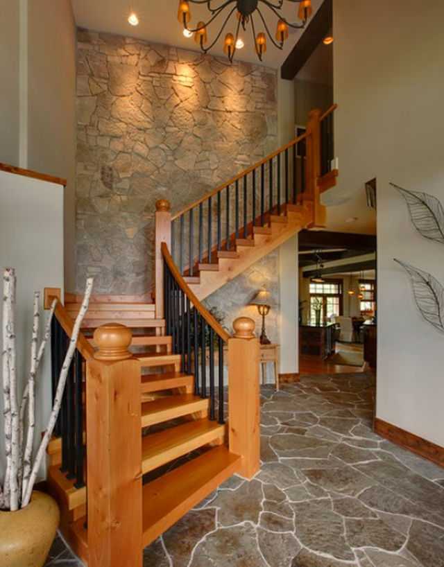 Дизайн прихожей с лестницей в частном доме (53 фото): отделка коридора с лестницей на второй этаж и другие нюансы
