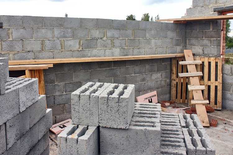 Преимущества и недостатки дома из керамзитобетонных блоков. Какие проекты для строительства таких домов пользуются популярностью Как выполняется кладка стен из керамзитобетона