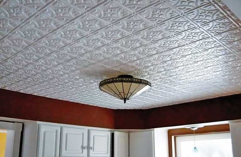 Потолочная плитка из пенопласта (54 фото): как выбрать для потолка, чем можно покрасить пенопластовые плиточные покрытия, размеры изделий