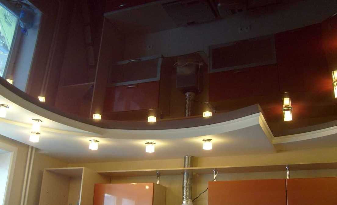 Двухуровневые натяжные потолки в гостиную (50 фото): идеи-2021 оформления двухуровневых потолоков для зала, двух уровненные модели в стиле «классика» в квартире