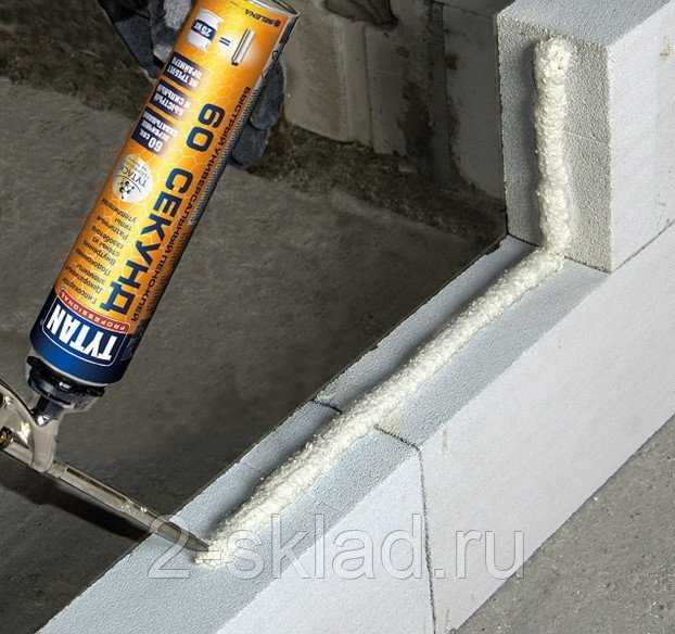 Клей для гипсокартона – универсальное средство, широко применяемое для внутренних работ Какой монтажный клей выбрать для ГКЛ и бетонных поверхностей Чем еще можно крепить гипсокартон к стене