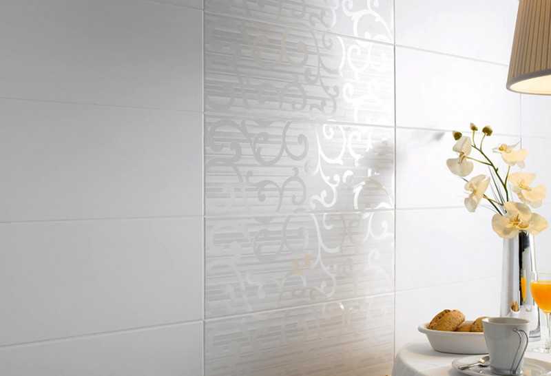 Белая плитка в ванной (66 фото): глянцевый кафель на пол и матовые керамические покрытия под кирпич, чёрно-белый дизайн ванной комнаты