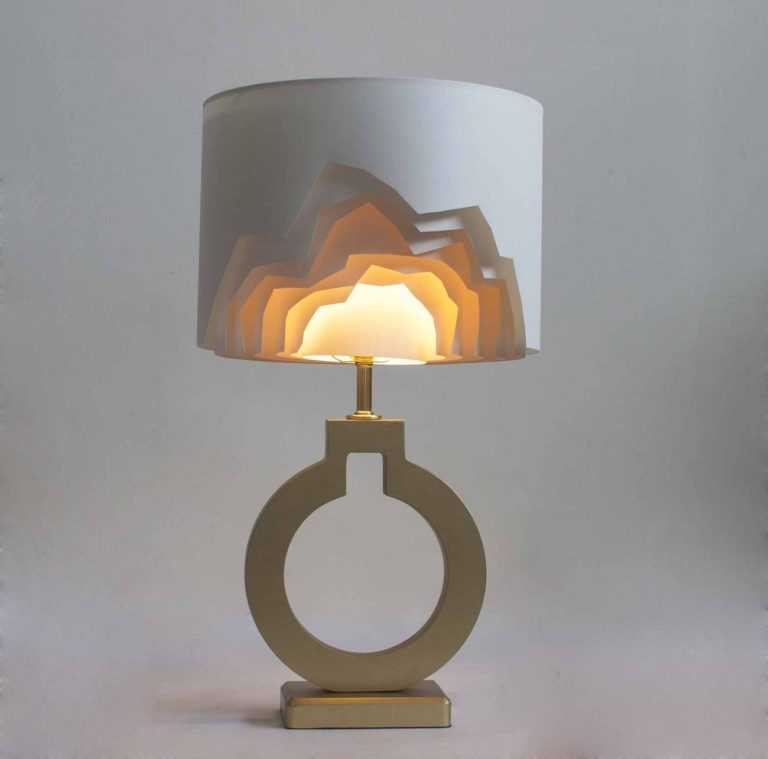 Красивые настольные лампы в дизайне интерьеров
