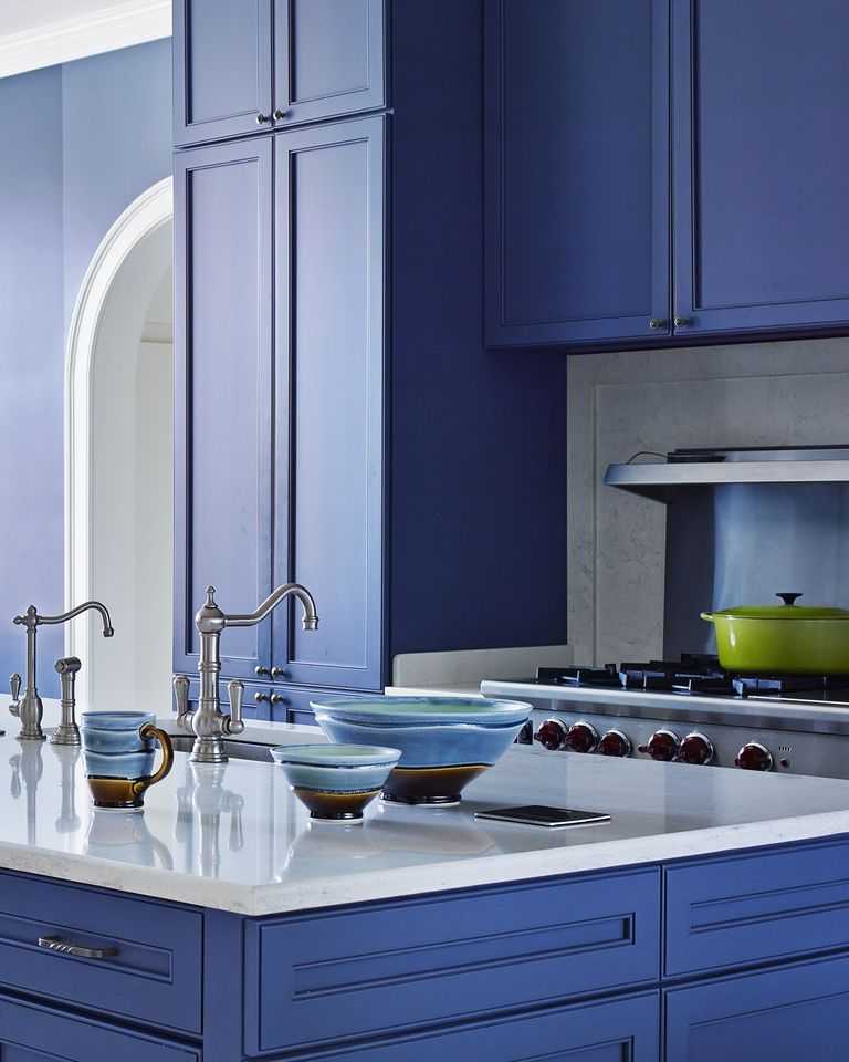 Бело-синяя кухня (64 фото): особенности выбора кухонного гарнитура в белом-синем цвете для дизайна интерьера кухни, акценты на стенах в аналогичных тонах
