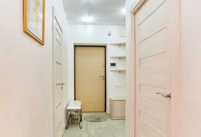 Дизайн коридора в квартире с комбинированными обоями