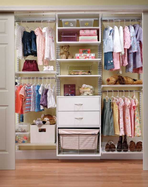 Шкафы (71 фото): дизайн мебели для одежды в комнату и виды моделей с рольставнями, установка под лестницей в частном доме, подбираем размер
