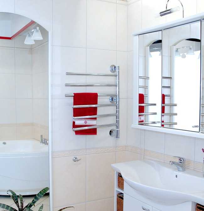 Какой полотенцесушитель будет удачно смотреться в интерьере ванной комнаты в стиле лофт, поп-арт, хай-тек и минимализм Как выбрать цвет полотенцесушителя для небольшой ванной.