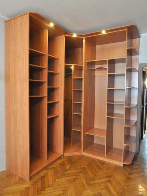 Шкаф для маленькой спальни (37 фото): идеи компактных и вместительных вариантов для небольшой комнаты