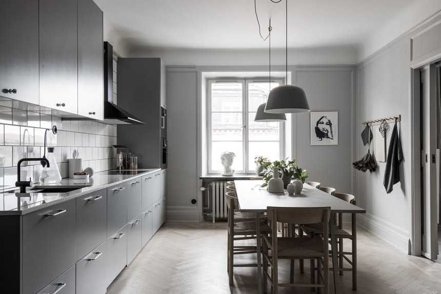 Кухня с белым верхом и серым низом