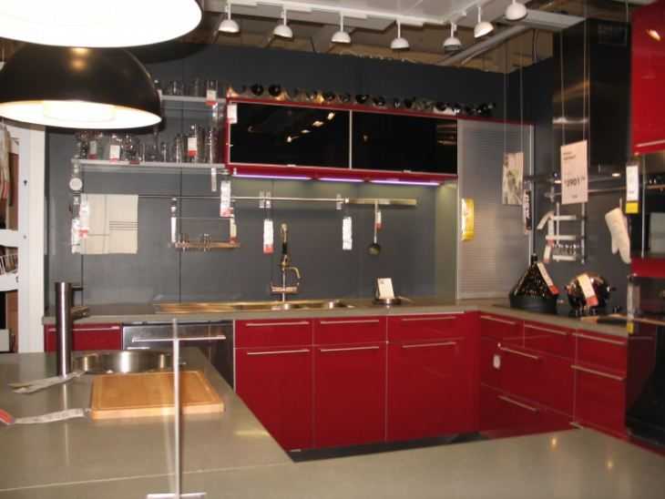 Интерьер кухни в красно-черном цвете