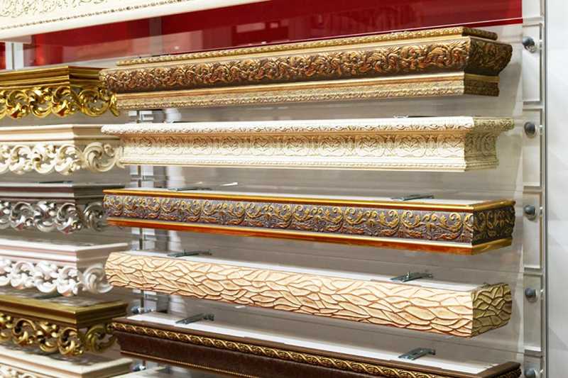 Багеты для штор (29 фото): виды потолочных конструкций, как правильно повесить багеты для занавесок, кованые изделия в интерьере