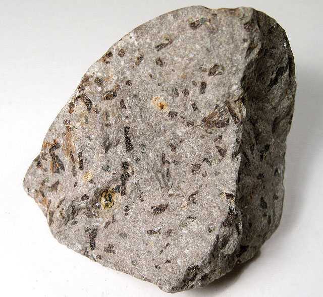 Описание вулканического туфа: минеральный состав, область применения и свойства камня