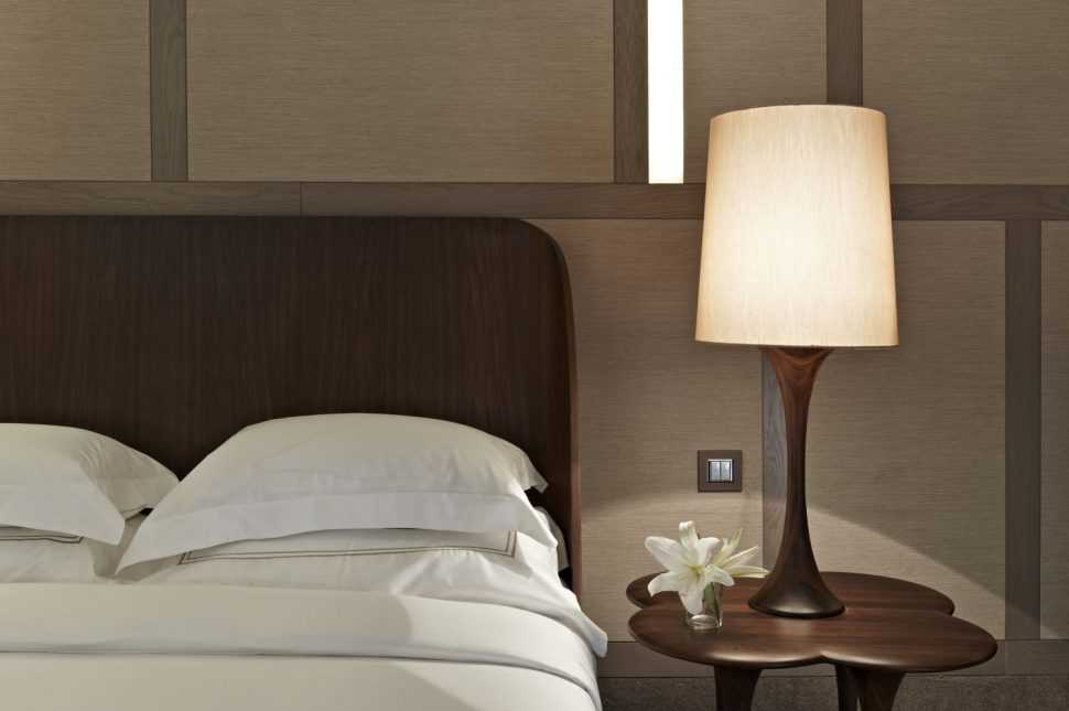 Светильник на прикроватную тумбочку в спальню способен украсить интерьер и сделать его более функциональным. Какие современные и дизайнерские модели существуют Какие светильники подойдут для оформления спальни в классическом стиле