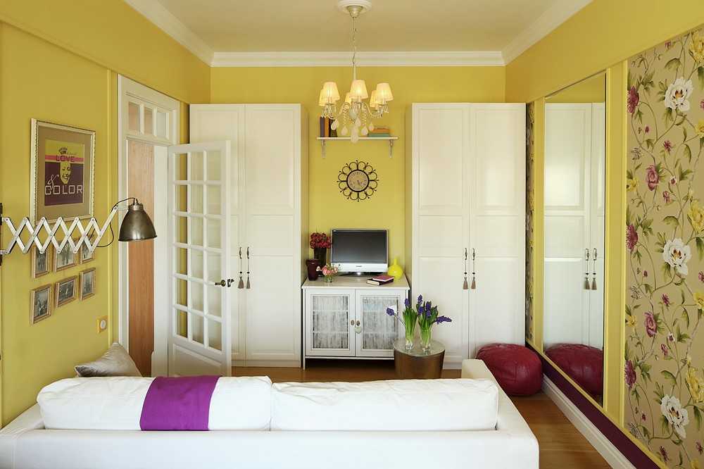 Дизайн маленьких спален площадью 5-6 кв. м (77 фото): особенности интерьера комнаты с окном в современном стиле. как выбрать обои для комнаты размером 2х3?