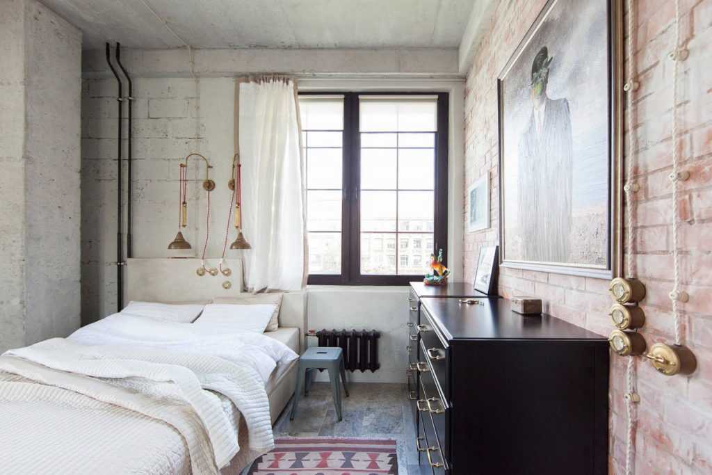 Спальня в стиле лофт (120 фото): дизайн интерьера маленькой комнаты, белые шторы и мебель, идеи оформления спальни-гостиной для девушки