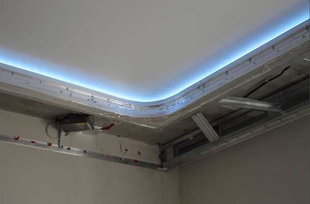 Парящий потолок из гипсокартона с подсветкой: варианты дизайна (9 фото)