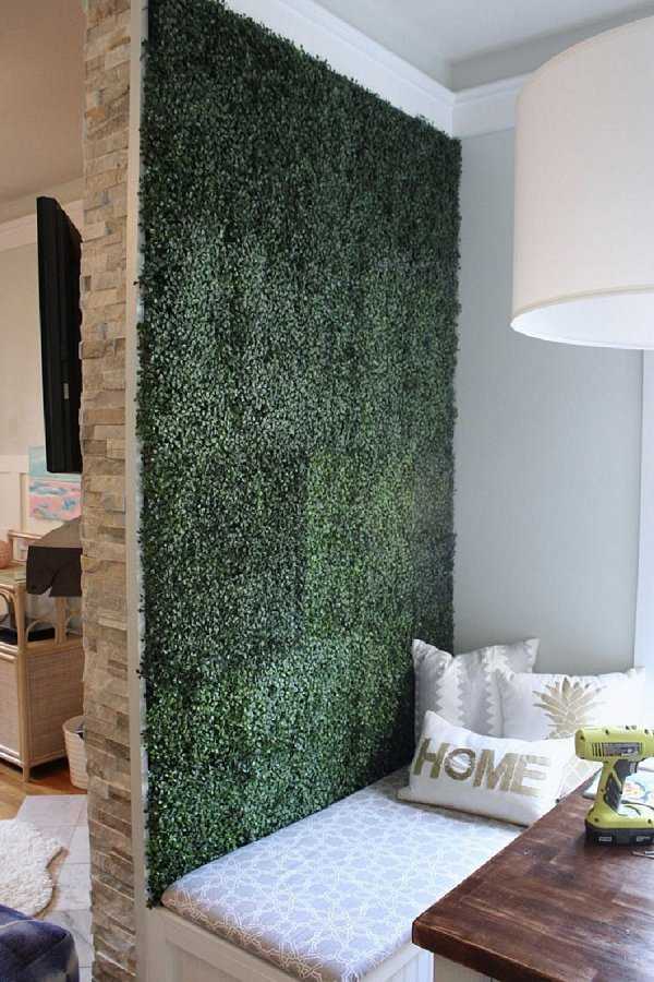 Искусственная трава в интерьере квартиры: использование искусственного газона для декора стен, на полу в помещениях
