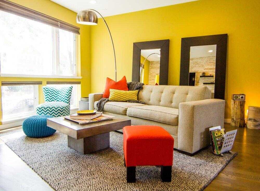 Особенности сочетания синего дивана с трендовыми стилями интерьера