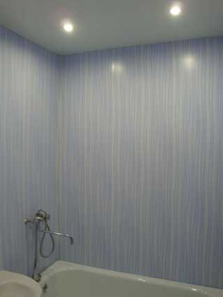 Недорогая и долговечная отделка ванной комнаты пластиковыми панелями: фото вариантов дизайна