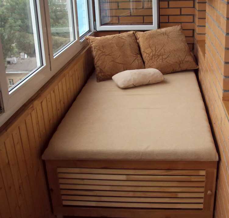 Диван на балкон – базовый предмет для создания уютной, домашней обстановки. Какие виды балконных диванов существуют Узкий диван-шкаф, диван-сундук и диван-тумба – как правильно выбрать Как сделать диван для балкона своими руками