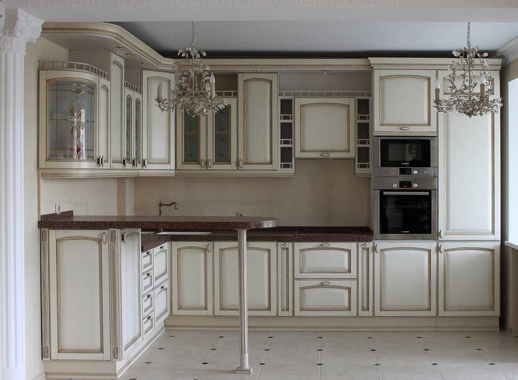 Белая кухня с патиной – интерьер для ценителей традиций