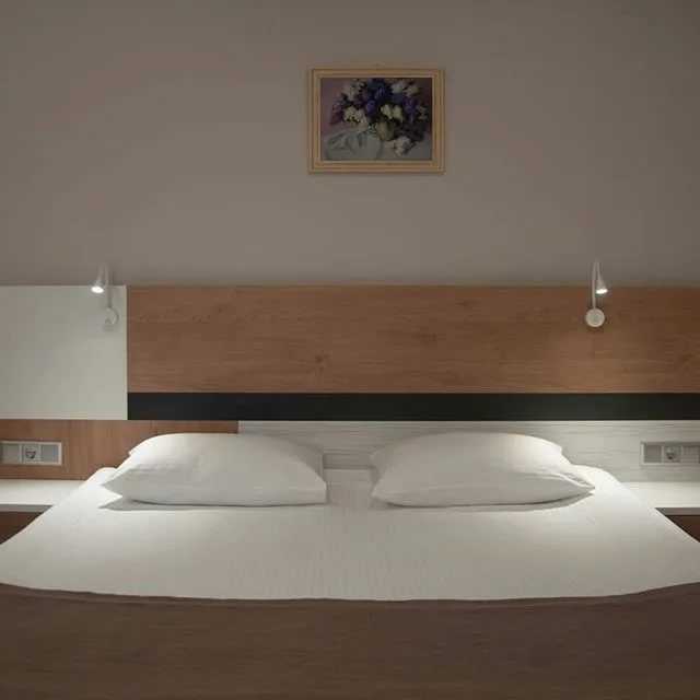 Настольные лампы для спальни: виды, выбор и размещение