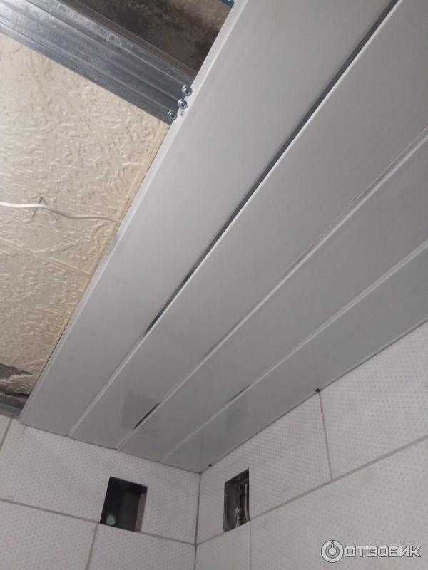 Пвх-панели для ванной (53 фото): дизайн потолка пластиковыми панелями в комнате, обшитая листовыми материалами поверхность, отзывы