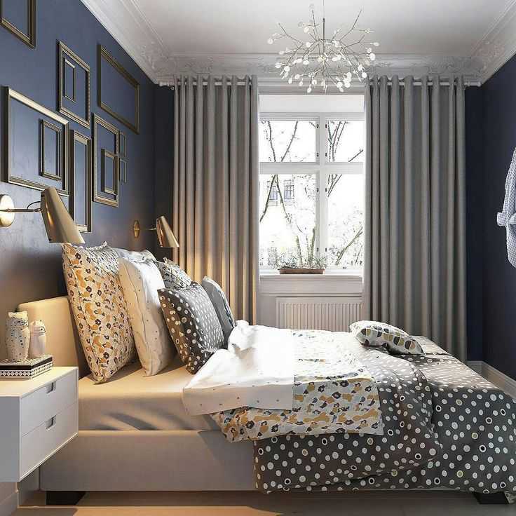 Дизайн маленькой спальни для двоих взрослых в современном стиле: как обустроить интерьер с двуспальной кроватью
 - 36 фото