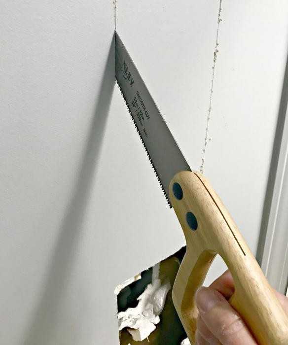 Инструменты для резки: нож для гипсокартона, ножовка