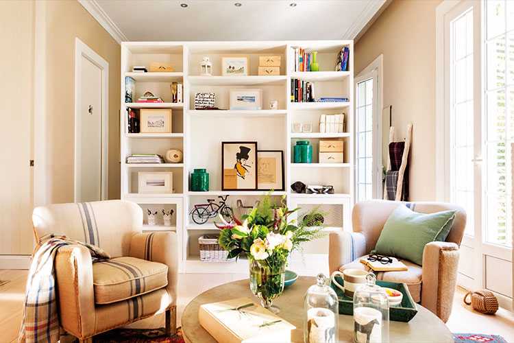 Как хранить вещи в гостиной: 12 идей, подсмотренных у владельцев крохотных квартир