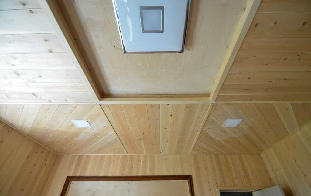 Деревянный потолок в квартире: красивые идеи в интерьере