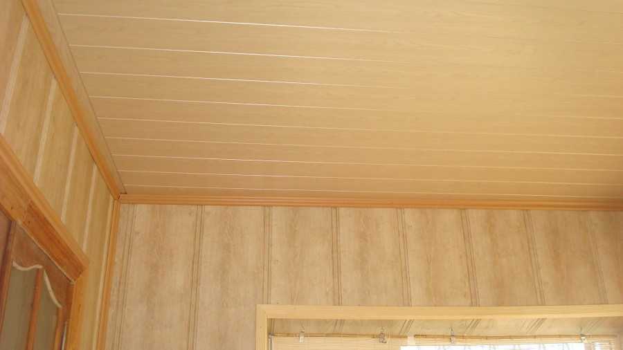 Варианты оформления низких потолков в деревянном доме