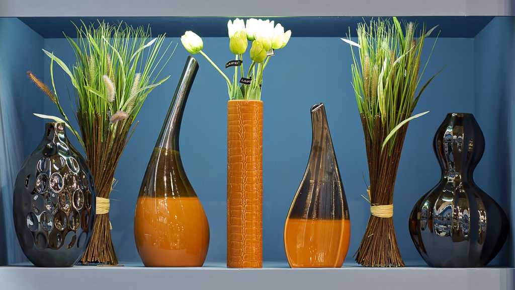 Напольные вазы в интерьере — 70 фото необычного оформления в интерьере