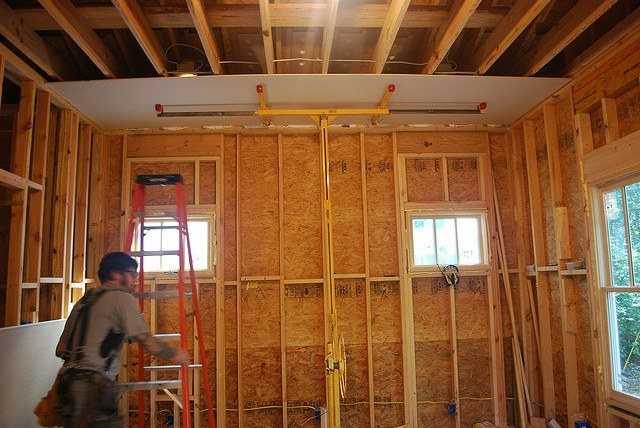 Обшивка стен в деревянных домах: плюсы гипсокартонной отделки, советы в выборе каркаса и правила установки