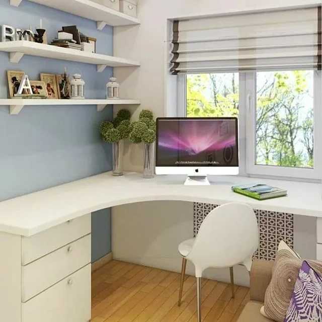 Письменный стол со стеллажом: дизайн конструкции-перегородки расположенной около или сбоку письменных изделий, варианты размещения моделей у окна