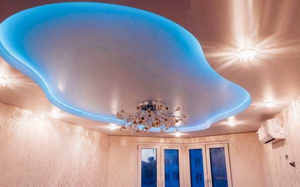 Натяжной потолок с подсветкой (64 фото): многоуровневые конструкции со светодиодной подсветкой внутри по периметру