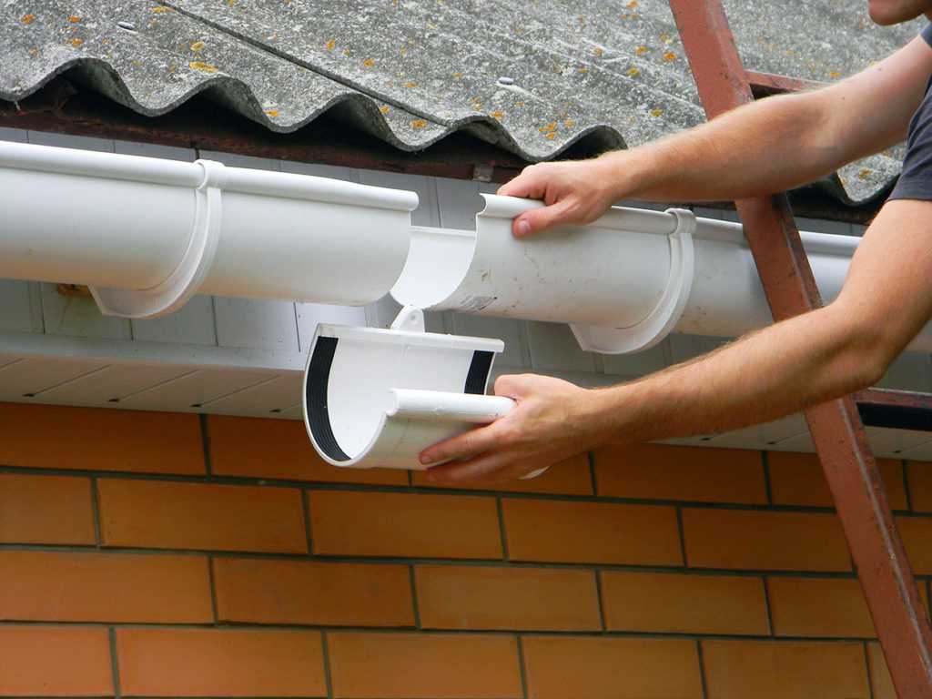 Пластиковые водостоки для крыши – комплектация и монтаж