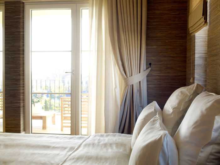 Оформление окна в спальне (53 фото): дизайн окна, как оформить шторами, декор и подоконник-стол