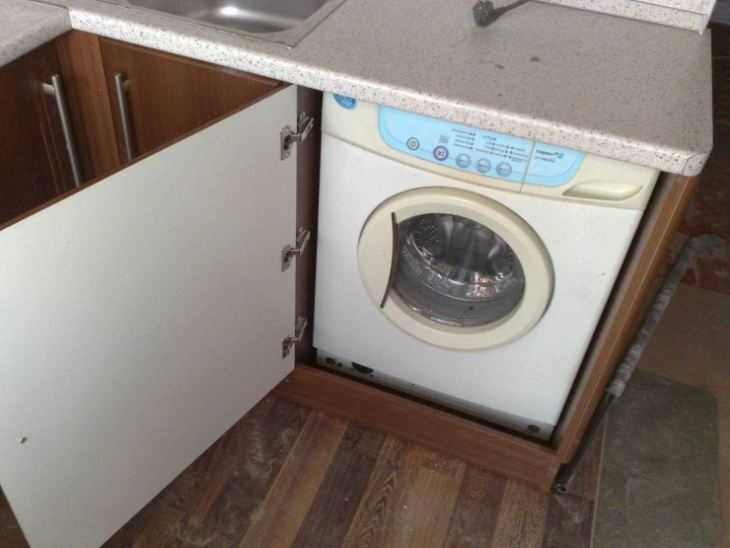 Встроенная стиральная машина на кухне: плюсы, минусы и выбор
