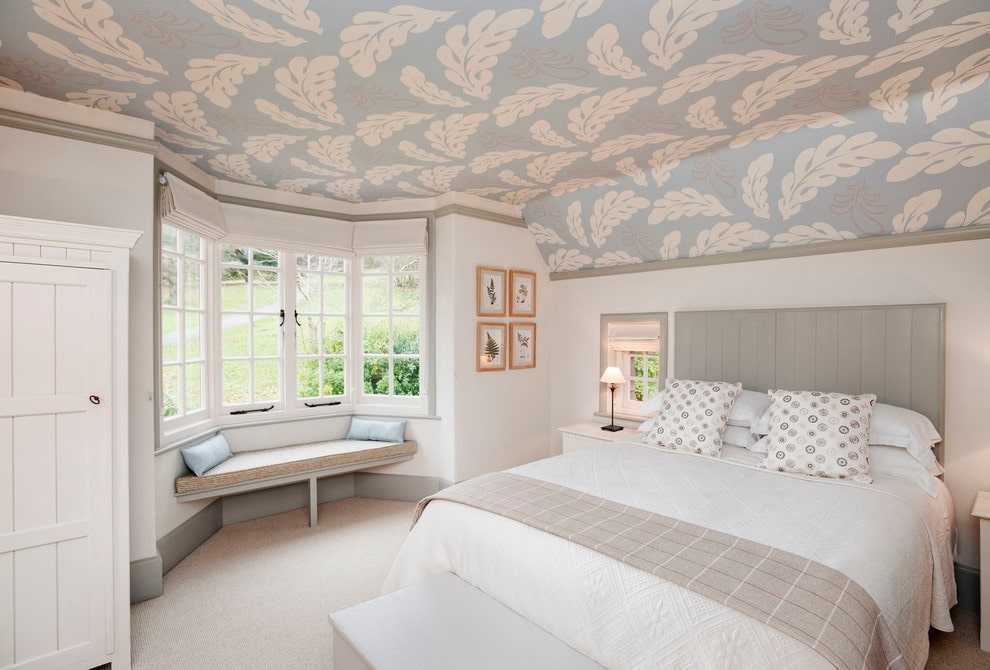 Потолок в спальне (78 фото): какой лучше сделать, чем отделать, красивый дизайн интерьера в маленькой комнате