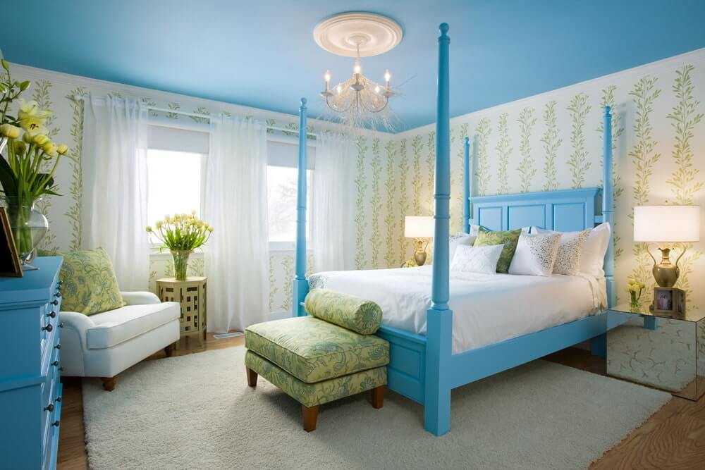 Голубые обои в спальне – преимущества, особенности, варианты сочетаний. Как создать эффектный дизайн интерьера в голубых тонах Шторы, потолок, мебель и декор – как все это правильно подобрать Как избежать ошибок