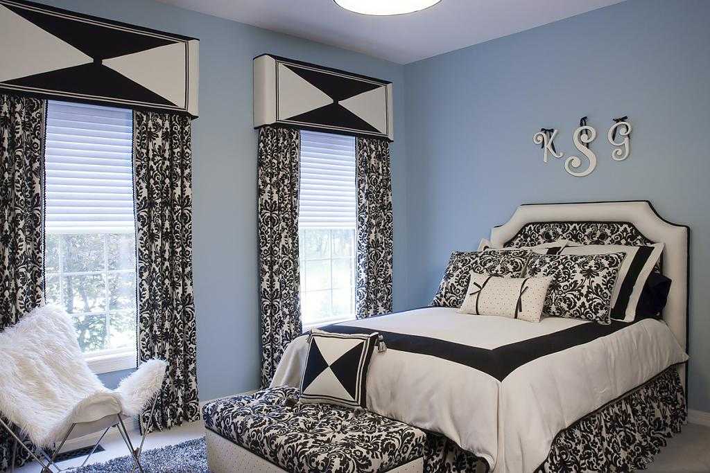 Спальня с двумя окнами на одной и разных стенах: 30 фото дизайна
