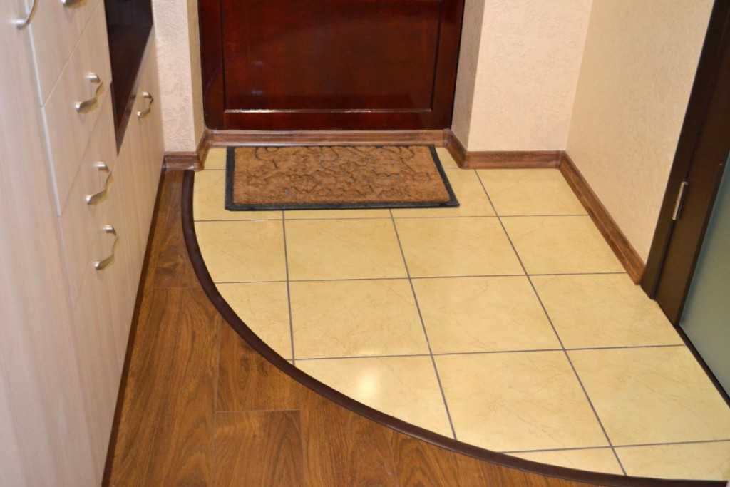 Плитка на пол в коридор может быть абсолютно разной. Выбирая данный материал, следует знать особенности плитки. Что лучше выбрать для дизайна прихожей Чем хороша керамическая напольная плитка для прихожей