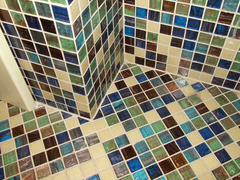Плитка-мозаика для ванной, кухни и прихожей – это отличное дизайнерское решение. Каким может быть дизайн мозаичной продукции для пола в комнате Какие цвета выбирать Какие составлять узоры Каким производителям мозаичной плитки можно доверять