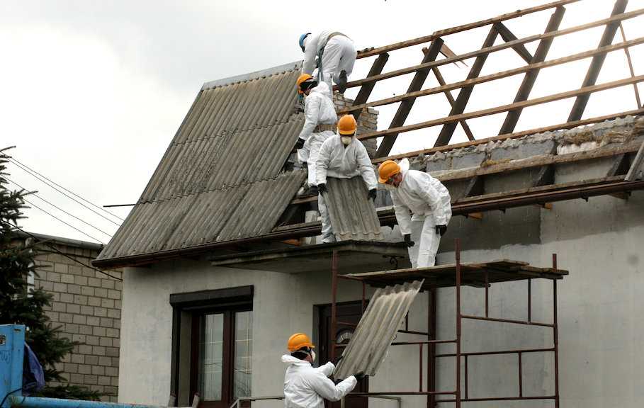 Ремонт шиферной крыши, в том числе устранение основных дефектов, а также как правильно заменить покрытие