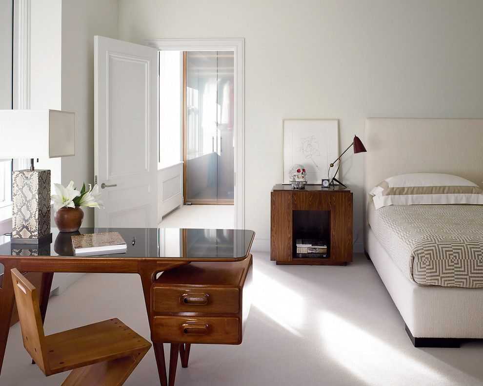 Спальня в темных тонах (88 фото): обои и шторы в дизайне интерьера, пол и стены цвета венге, кровать и другая мебель для маленькой комнаты